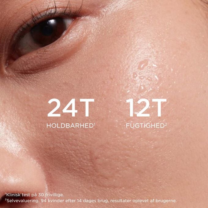 Fokus p&aring; en kvindes kind, mens hun p&aring;f&oslash;rer Love Collection Fix Make-Up Spray, med v&aelig;gt p&aring; 24T makeup-hold og 12T fugtighed.