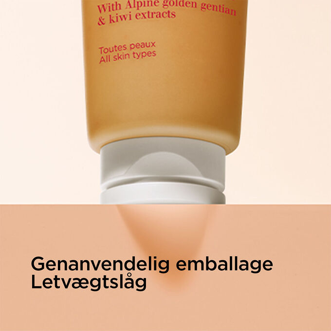 Fokus p&aring; bunden af Express Exfoliating Cleanser for at illustrere den genanvendelige emballage og det lette l&aring;g.