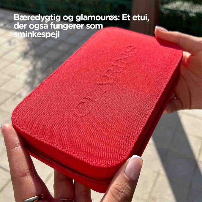 Nærbillede af etuiet, som viser dets røde design og spejl.