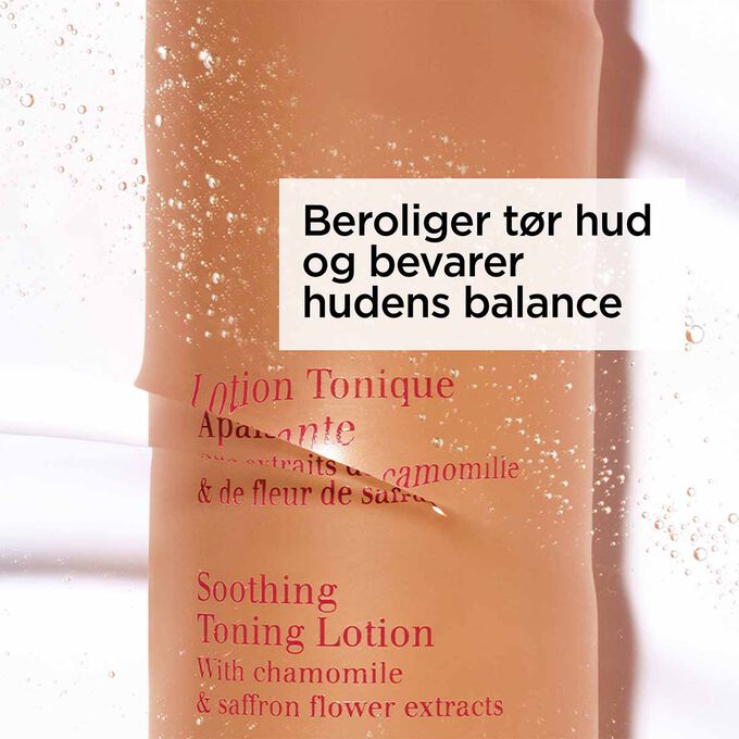 Packshot af den orange flaske med beroligende ansigtstonic delvist under vand med tekst om dens beroligende og fugtgivende effekt.