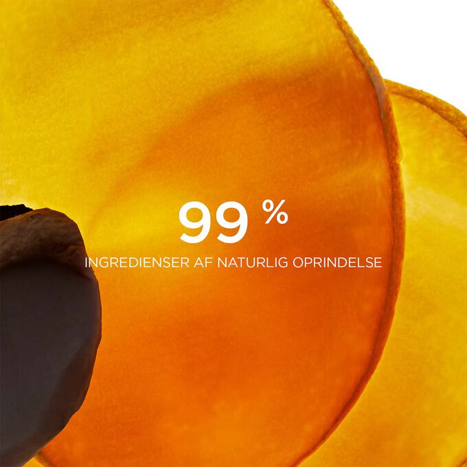 N&aelig;rbillede af skiver af vild mango, der fremh&aelig;ver at 99 % af ingredienserne i Clarins Comfort Scrub er af naturlig oprindelse.