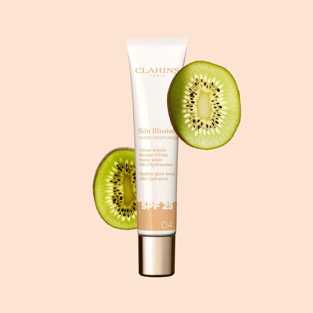 Packshot af 40 ml tuben af Skin Perfector Skin Illusion Tinted Moisturizer i farve 01, placeret ved siden af kiwiskiver.