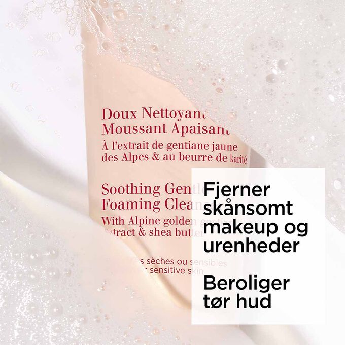 Packshot af den lyser&oslash;de tube med Clarins skummende ansigtsrens under skum med tekst om dens rensende og beskyttende effekt mod forurening.