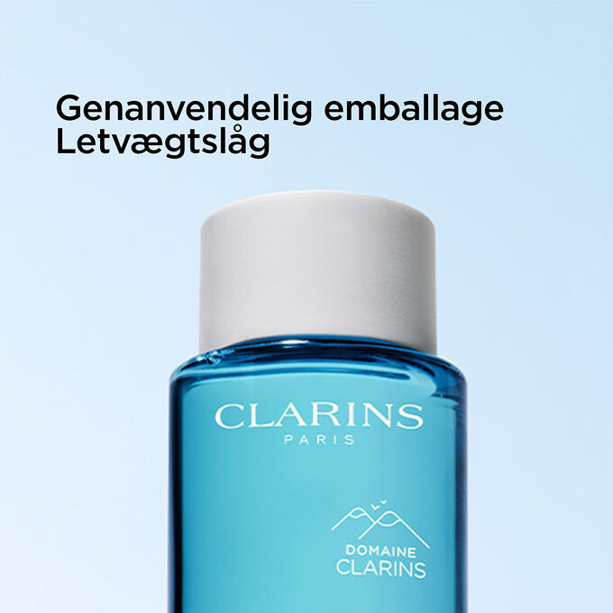 Fokus p&aring; toppen af flasken med &oslash;jenmakeupfjerner for at illustrere den genanvendelige emballage og det lette l&aring;g.