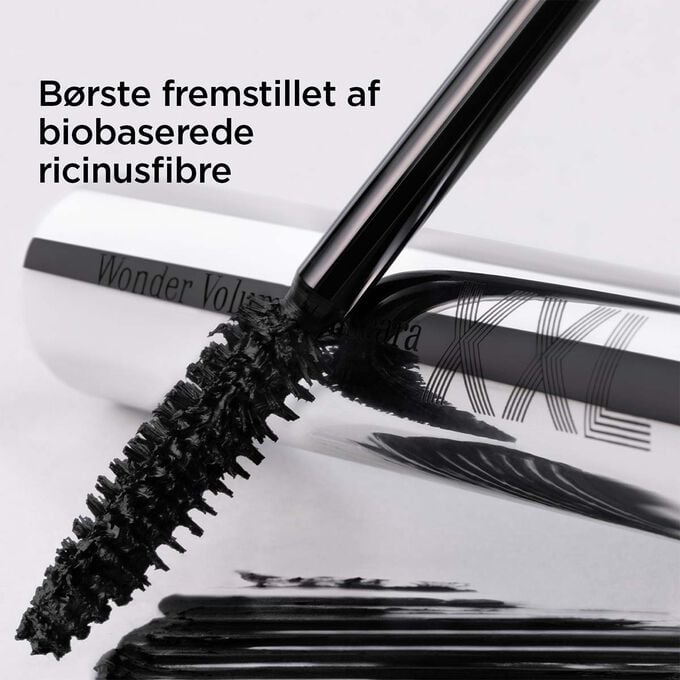 N&aelig;rbillede af Clarins XXL sort mascarab&oslash;rste, der fremh&aelig;ver dens sammens&aelig;tning af biobaserede ricinusfibre