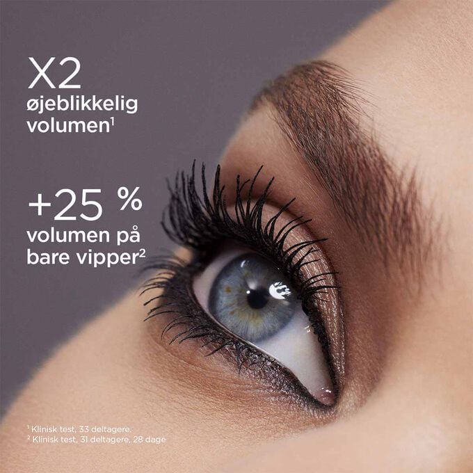 N&aelig;rbillede af en kvindes bl&aring; &oslash;je med volumemascara, der viser den &oslash;jeblikkelige dobbelte volumeneffekt