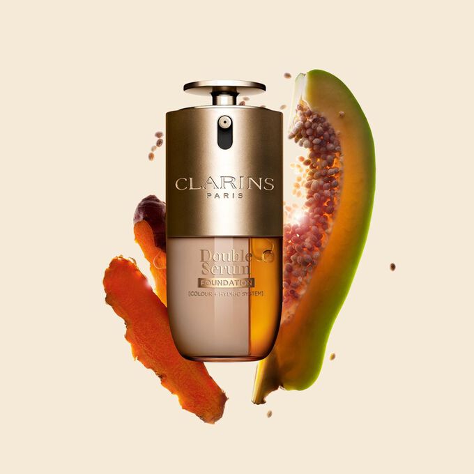 Produktbillede af Clarins Double Serum Foundation &ndash; tilg&aelig;ngelig i alle hudtoner og beriget med n&oslash;gleingredienserne gurkemeje og papain.