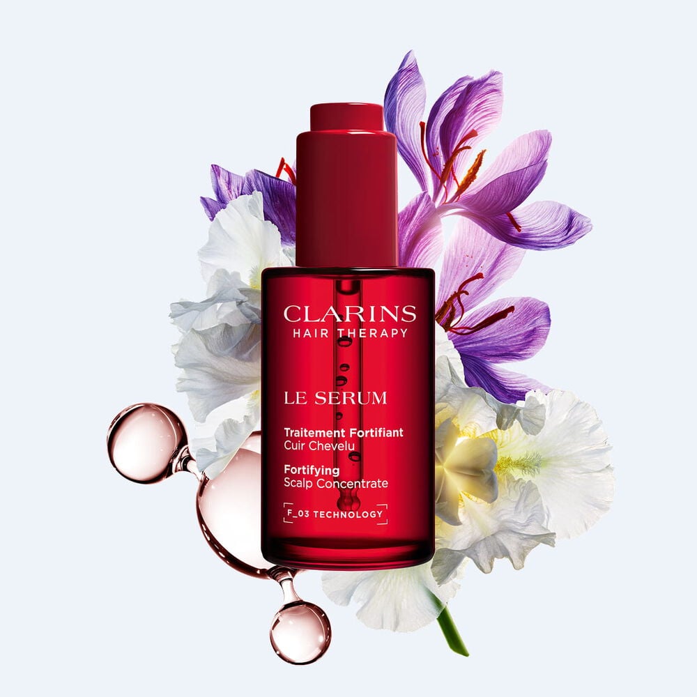 Clarins&rsquo; hovedbundsserum, beriget med safran og &oslash;kologiske planteekstrakter, hj&aelig;lper med at styrke h&aring;ret, forbedre dets t&aelig;thed og fremme en sund hovedbund.