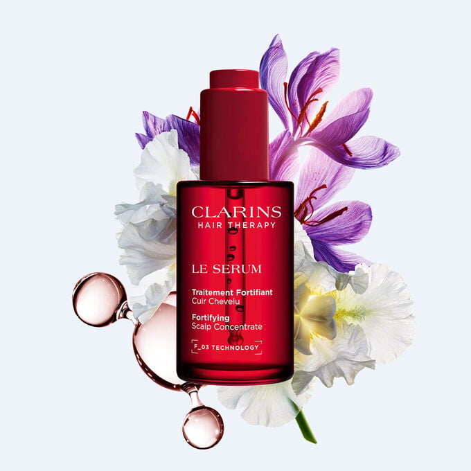 Clarins&rsquo; hovedbundsserum, beriget med safran og &oslash;kologiske planteekstrakter, hj&aelig;lper med at styrke h&aring;ret, forbedre dets t&aelig;thed og fremme en sund hovedbund.