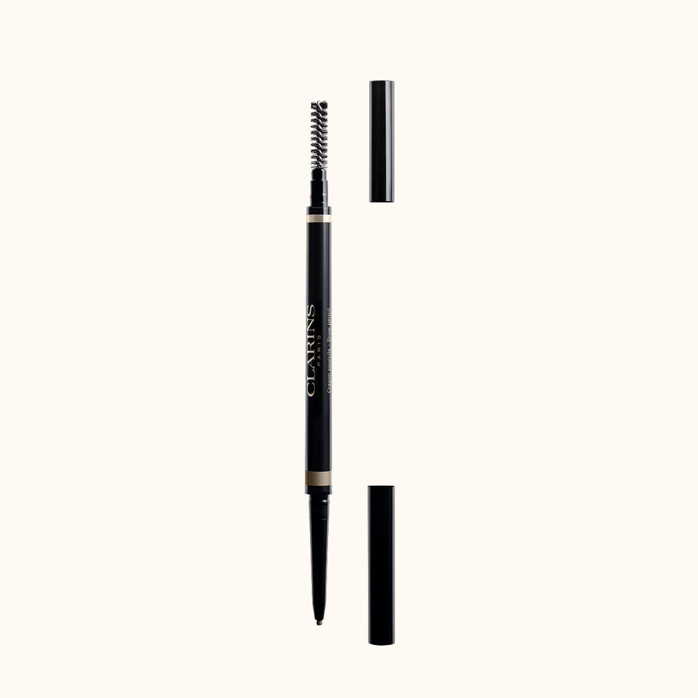 Packshot af Clarins 2-i-1 Blond Brow Pencil med integreret b&oslash;rste og en ultrafin tilbagetr&aelig;kkelig spids til naturlige bryn.