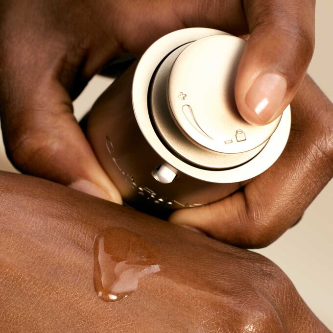 Clarins fremmer bæredygtighed med 64% økologiske ingredienser, 23 fairtrade-initiativer og fuldt genanvendelig emballage.