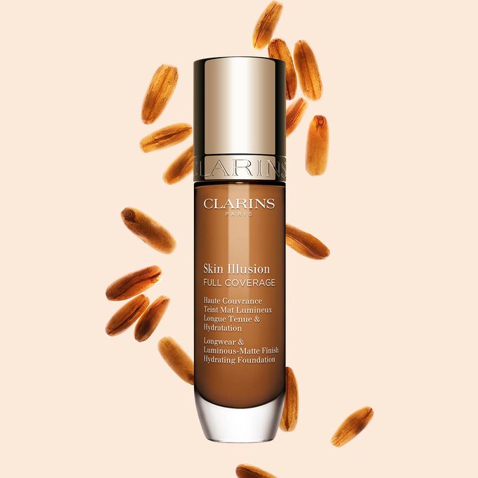 Clarins Skin Illusion Full Coverage, der fremviser sit elegante design og sin livlige emballage, den perfekte foundation til en fejlfri og naturlig hudtone.