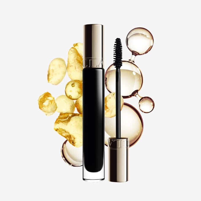 Packshot af Clarins Length Boosting Mascara med hyaluronsyre, sphinganine og panthenolmolekyler, der fremh&aelig;ver n&oslash;gleingredienserne.