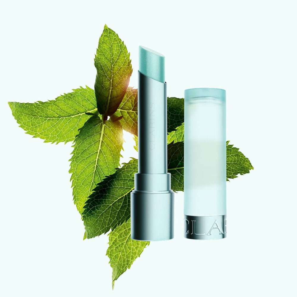 Packshot af Clarins k&oslash;lende l&aelig;bepomade, fremh&aelig;vet af mynte rundt omkring, der understreger dens opfriskende f&oslash;lelse