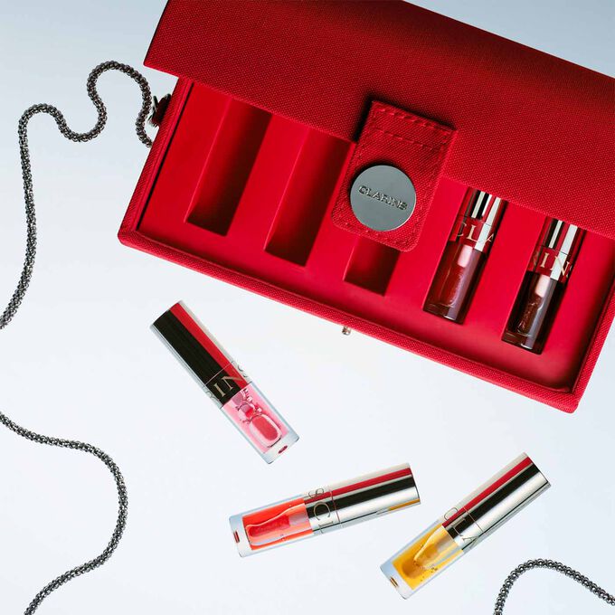 Nærbillede af indersiden af pungen, der viser de forskellige rum, som holder Lip Oils.