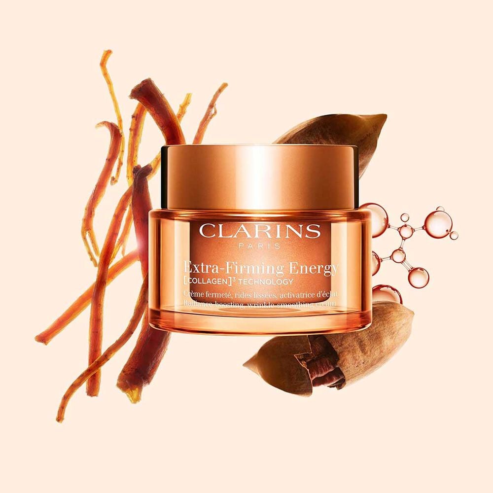 Produktbillede af Extra-Firming Energy-creme fra Clarins ved siden af r&oslash;d ginseng, kollagenmolekyle og mitracarpus p&aring; en beige baggrund.