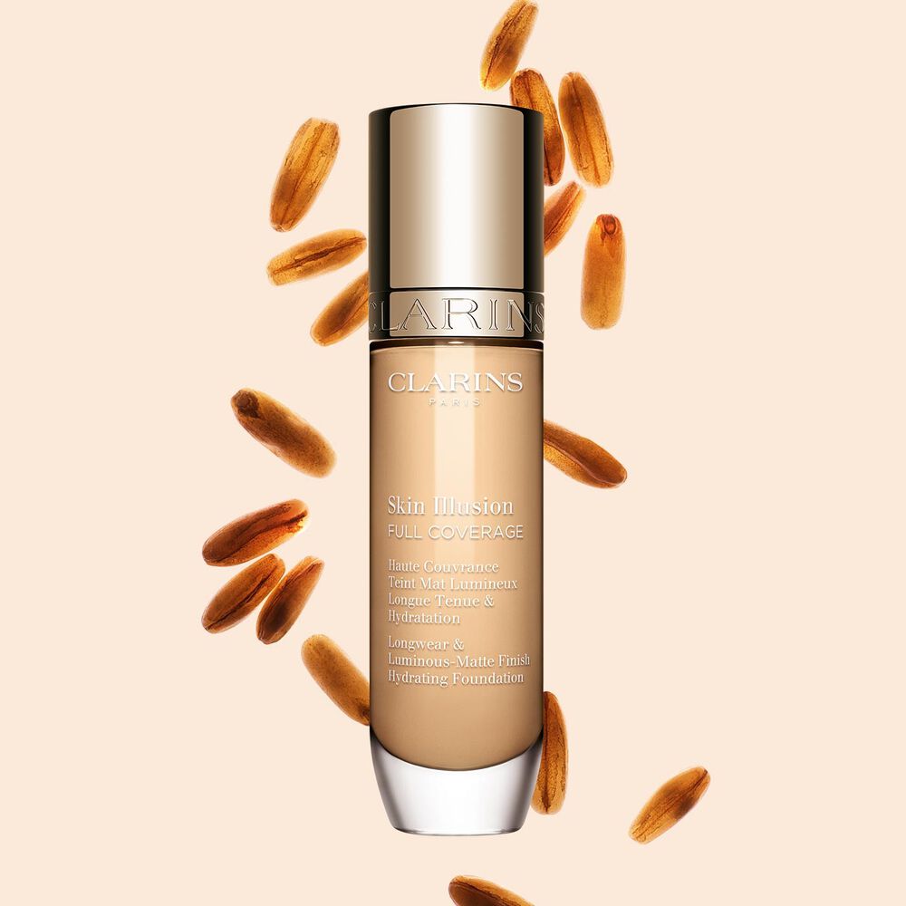 Clarins Skin Illusion Full Coverage, der fremviser sit elegante design og sin livlige emballage, den perfekte foundation til en fejlfri og naturlig hudtone.