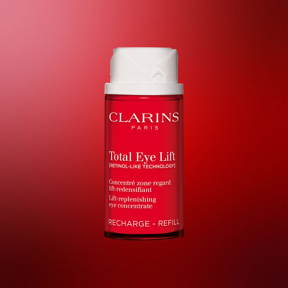 Packshot af Clarins Total Eye Lift anti-age &oslash;jencreme med refill-emballage p&aring; m&oslash;rker&oslash;d baggrund, med fokus p&aring; det b&aelig;redygtige og genopfyldelige design.