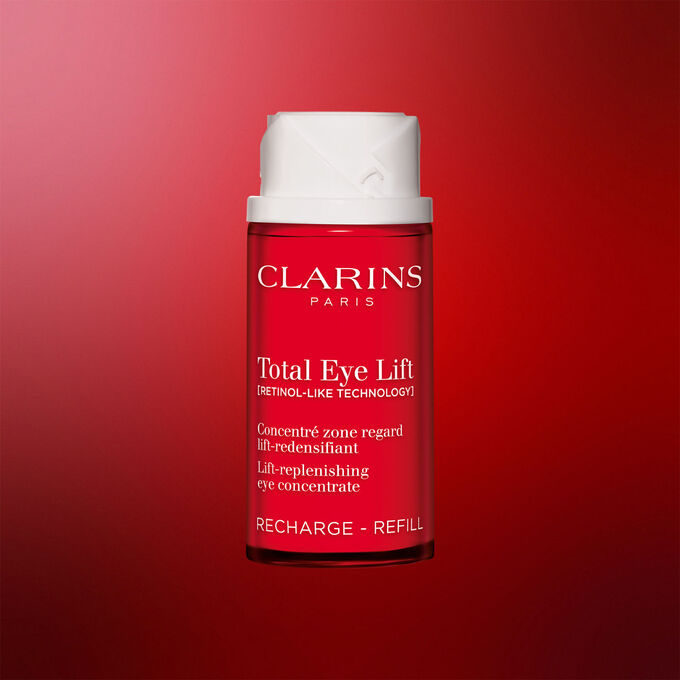 Packshot af Clarins Total Eye Lift anti-age &oslash;jencreme med refill-emballage p&aring; m&oslash;rker&oslash;d baggrund, med fokus p&aring; det b&aelig;redygtige og genopfyldelige design.