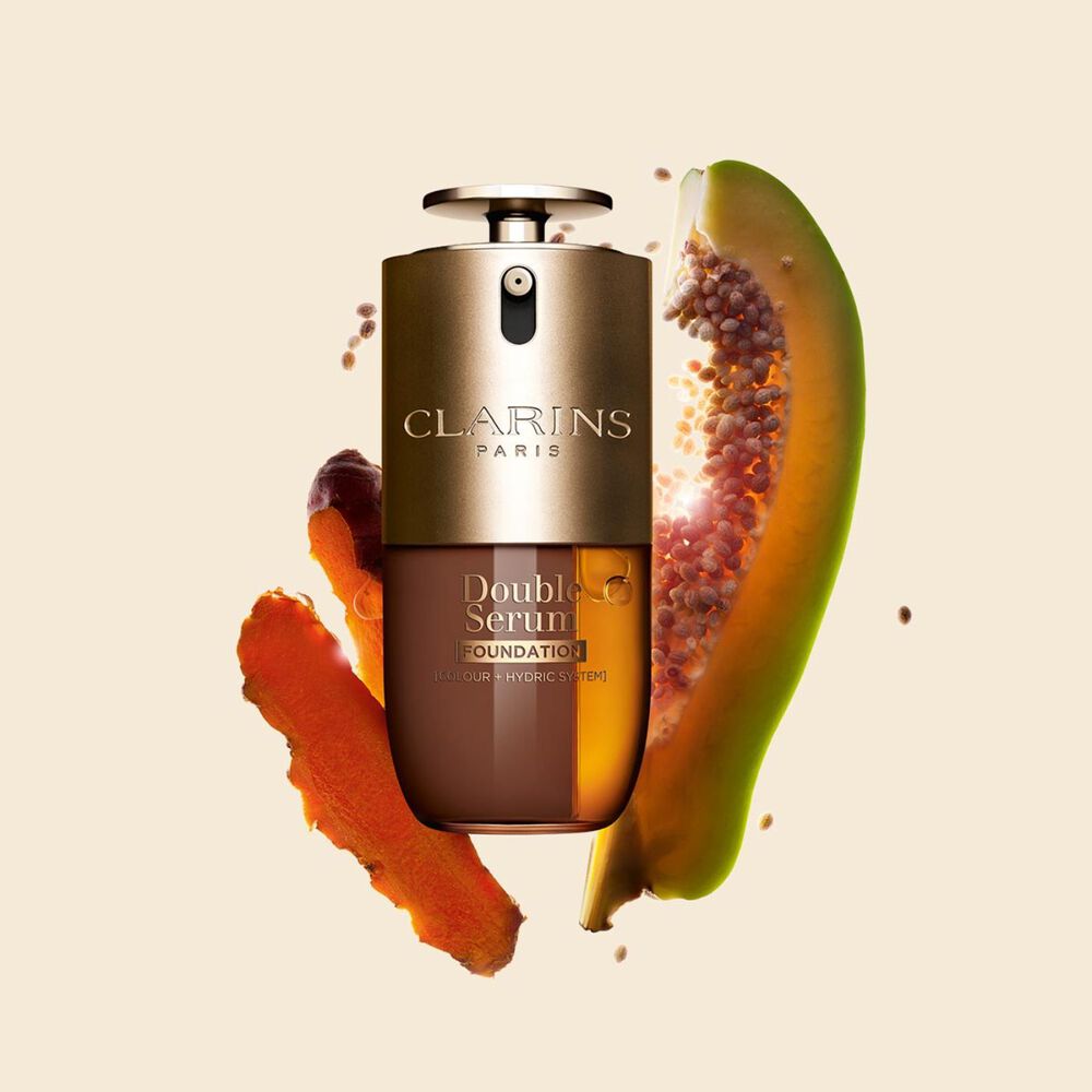 Produktbillede af Clarins Double Serum Foundation &ndash; tilg&aelig;ngelig i alle hudtoner og beriget med n&oslash;gleingredienserne gurkemeje og papain.