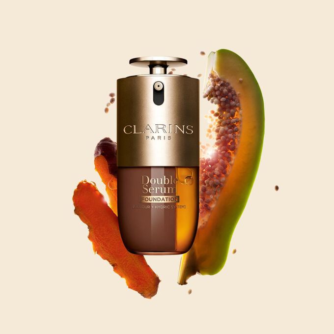 Produktbillede af Clarins Double Serum Foundation &ndash; tilg&aelig;ngelig i alle hudtoner og beriget med n&oslash;gleingredienserne gurkemeje og papain.