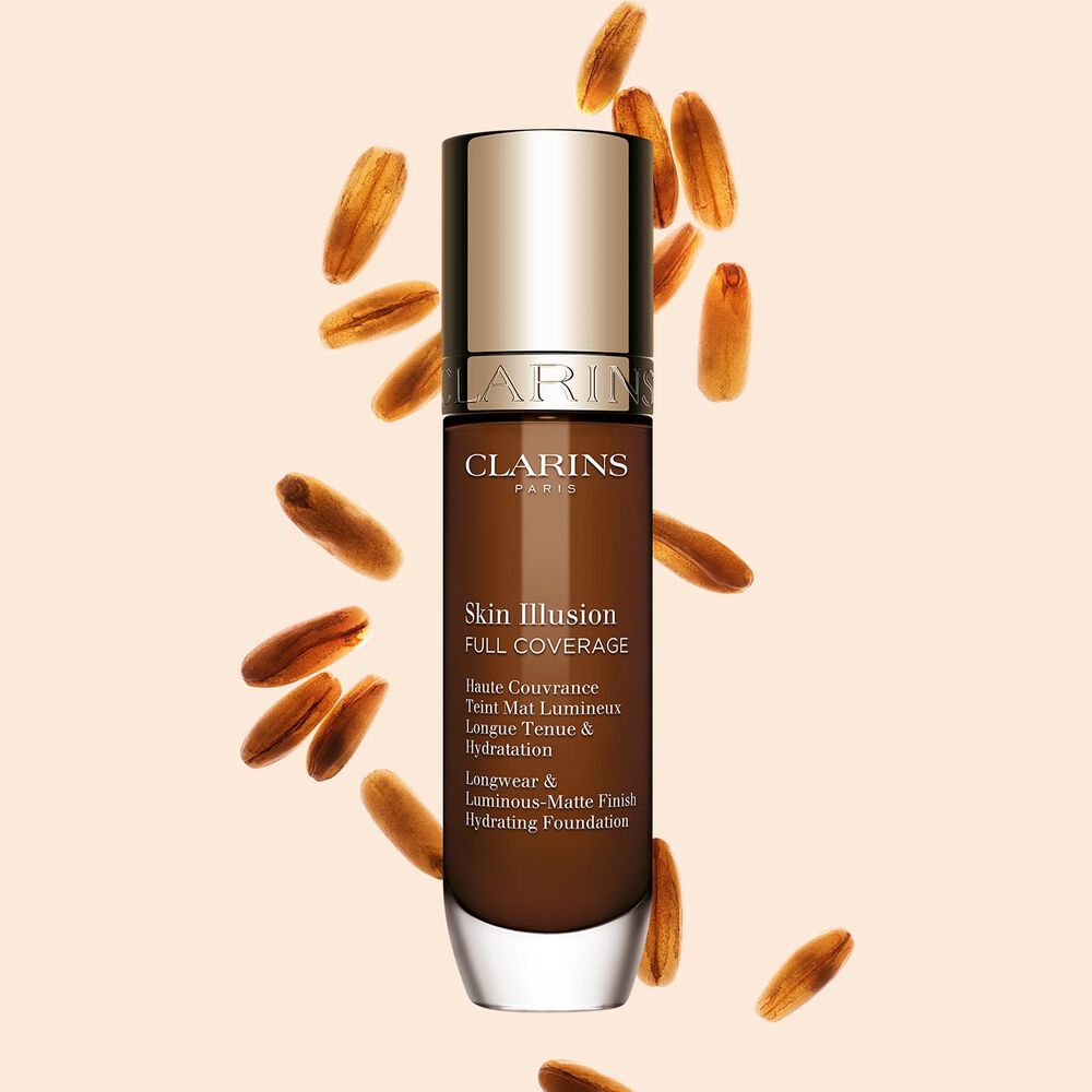 Clarins Skin Illusion Full Coverage, der fremviser sit elegante design og sin livlige emballage, den perfekte foundation til en fejlfri og naturlig hudtone.