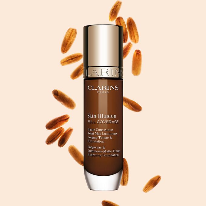 Clarins Skin Illusion Full Coverage, der fremviser sit elegante design og sin livlige emballage, den perfekte foundation til en fejlfri og naturlig hudtone.