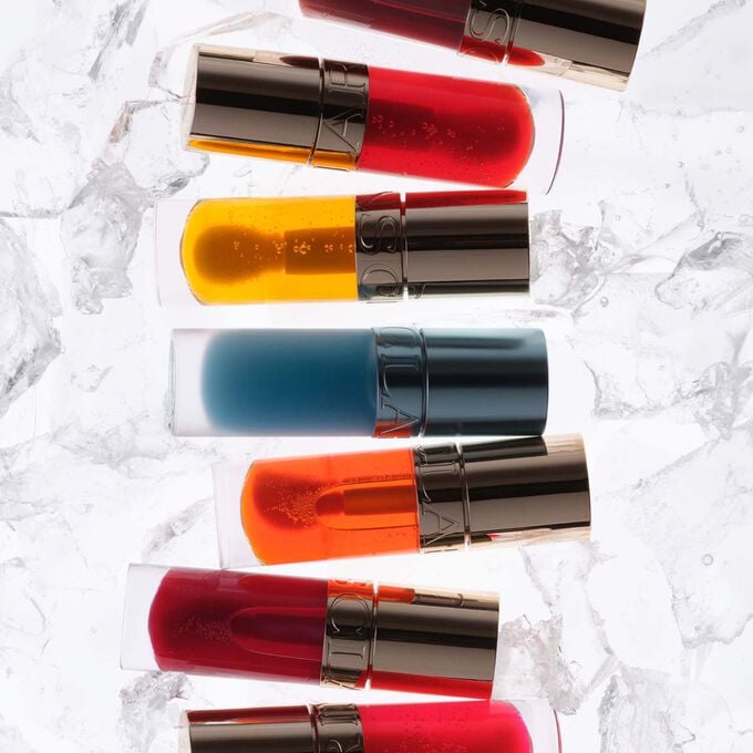 Pr&aelig;sentation af alle Clarins Lip Comfort Oils p&aring; is, med fokus p&aring; den nye k&oslash;lende l&aelig;beolie og dens opfriskende og beroligende effekt