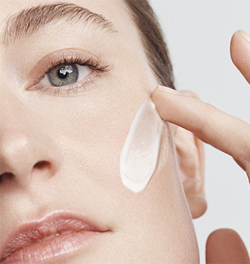 Model anvender creme