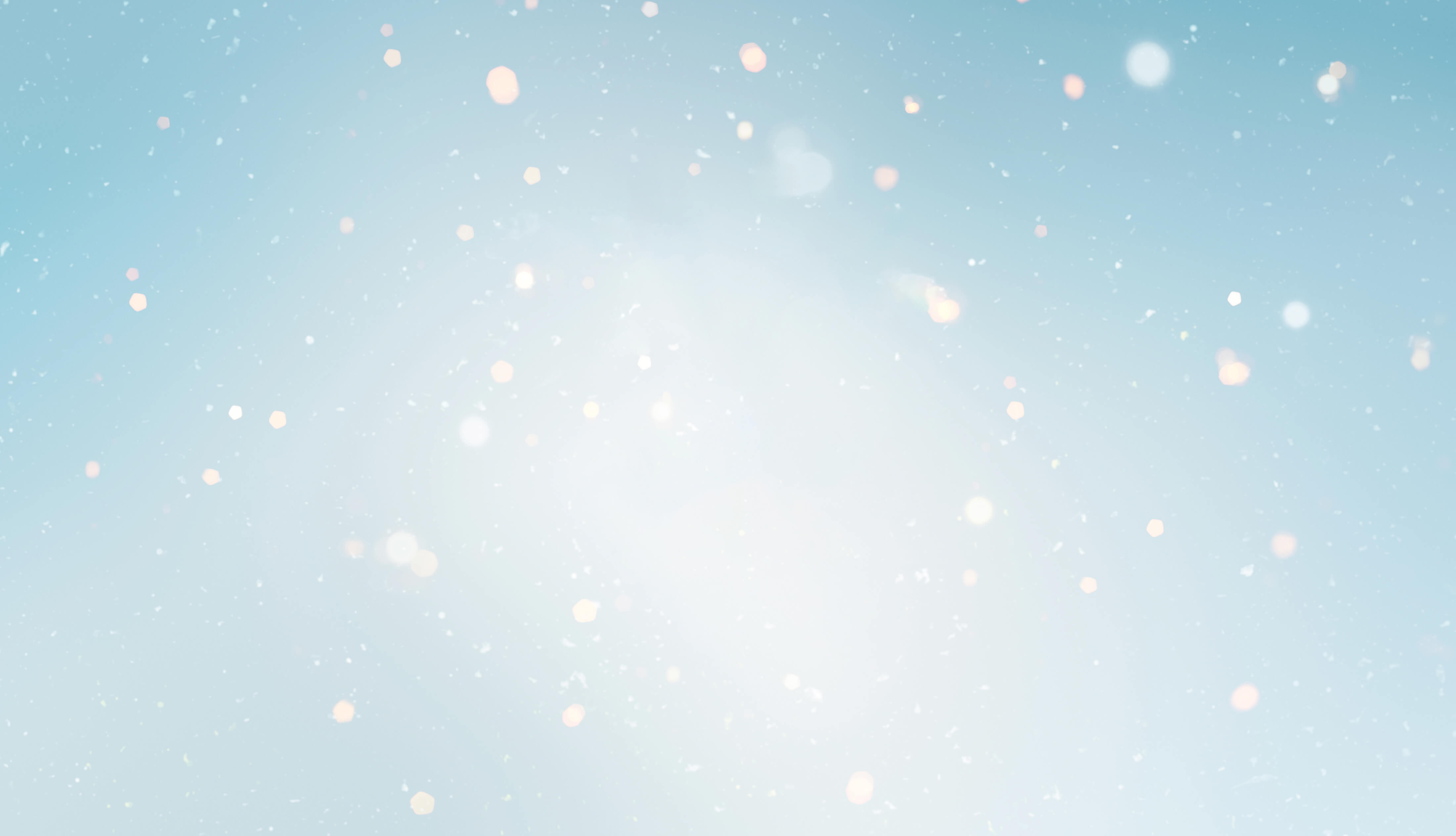 Uddrag fra Clarins’ Holiday-videokampagne 2025, hvor en skiløber glider ned ad et juletræ fyldt med Clarins-produkter.