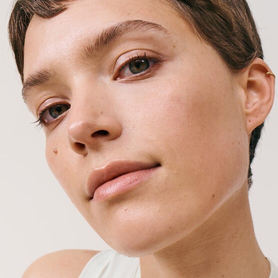 Model med Double Serum Foundation