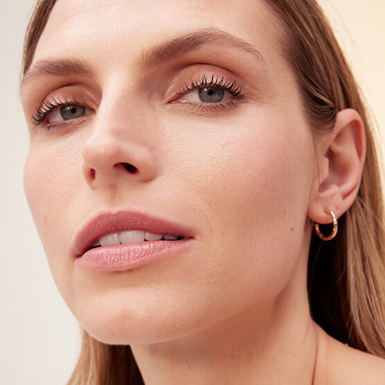 Model med Double Serum Light Texture