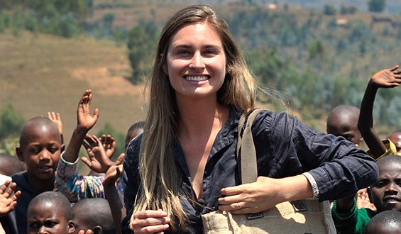 Billede af Lauren Bush sammen med nogle børn