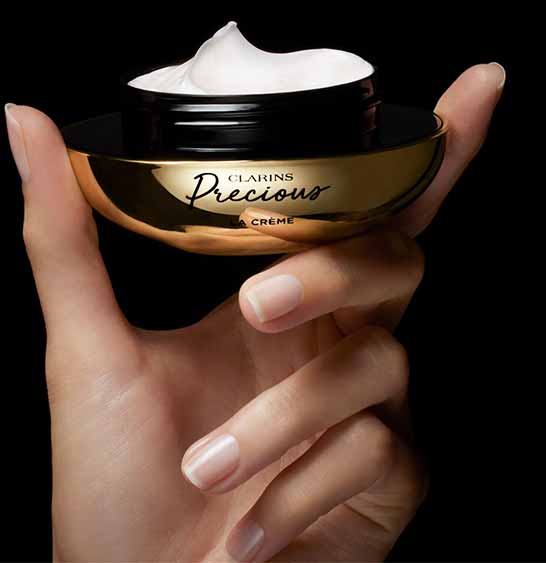 La Crème packshot i hånd
